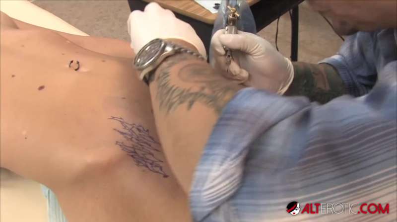 Tabitha James Sucks A Cock While Having Her Pussy Tattooed